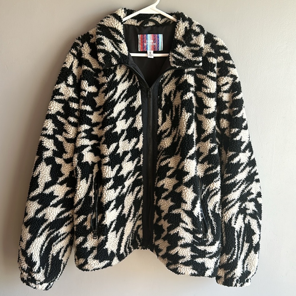 Urban Outfitters Black & White Sherpa Zip Jacket - Picture 2 of 7